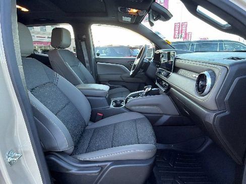 Used 2024 Chevrolet Colorado ZR2 w/ Technology Package AWD/4WD image 31
