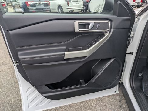 Used 2021 Ford Explorer XLT w/ Equipment Group 202A image 12