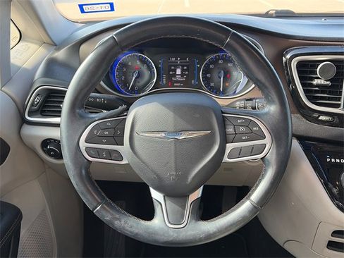 Used 2017 Chrysler Pacifica Touring-L w/ Tire & Wheel Group image 14