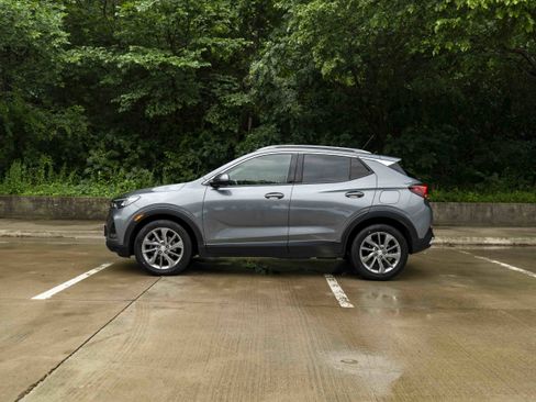 Used 2021 Buick Encore GX Essence w/ Experience Buick Package FWD image 6