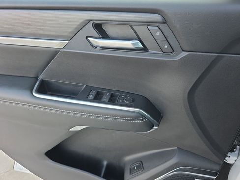 Used 2025 GMC Acadia Elevation image 24