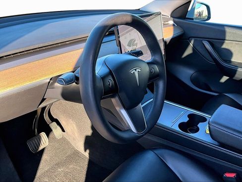 Used 2021 Tesla Model Y Long Range image 11