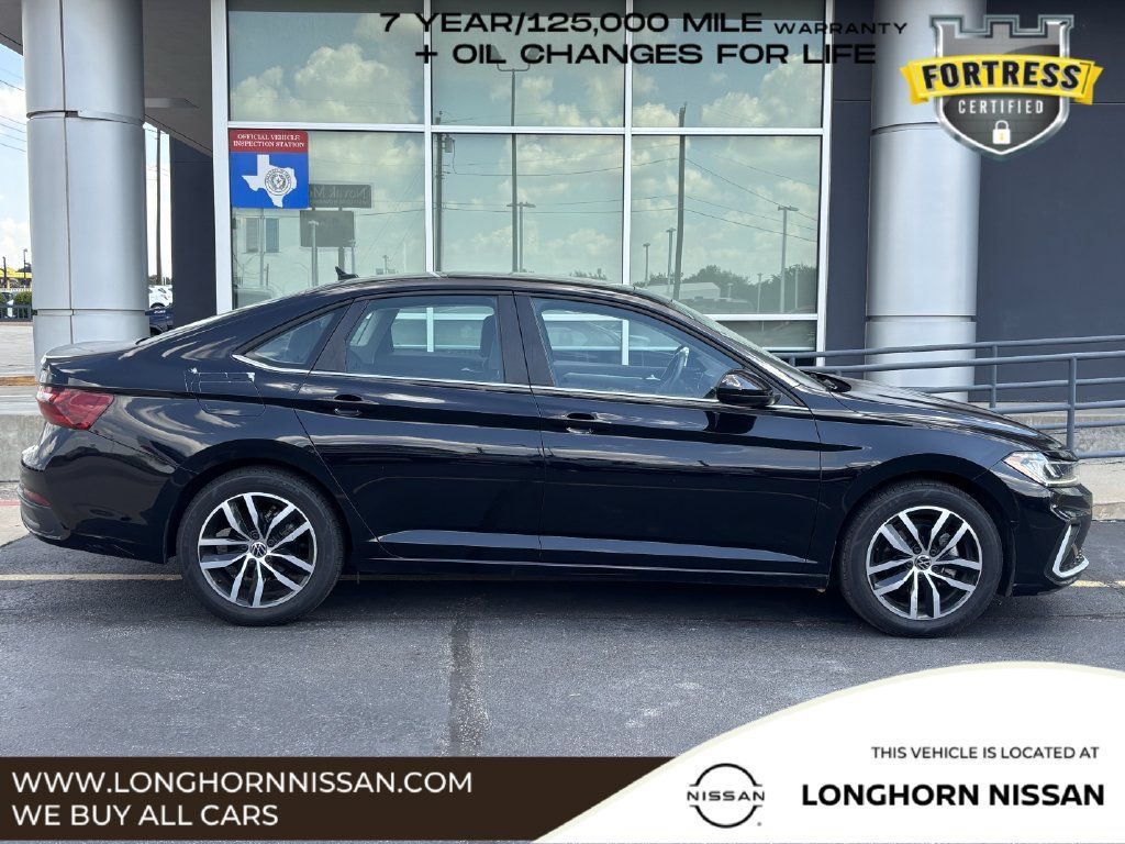 Used 2025 Volkswagen Jetta SE FWD image 2