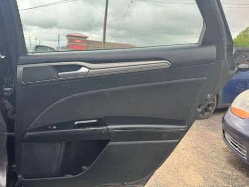 Used 2017 Ford Fusion SE FWD image 15