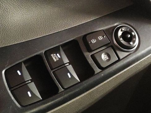 Used 2015 Hyundai Elantra SE image 27