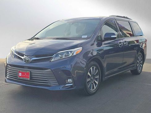 Used 2019 Toyota Sienna Limited image 7