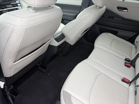 Used 2025 Nissan Pathfinder SL FWD image 29