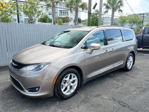 Used 2017 Chrysler Pacifica Touring-L w/ Tire & Wheel Group image 4