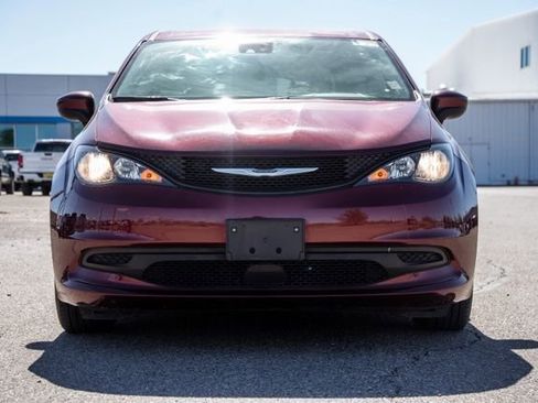 Used 2023 Chrysler Voyager LX FWD image 2