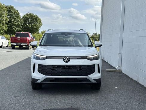 New 2025 Volkswagen Tiguan SE image 9