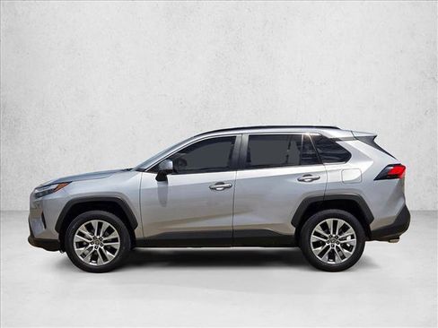 Used 2022 Toyota RAV4 XLE Premium FWD image 8