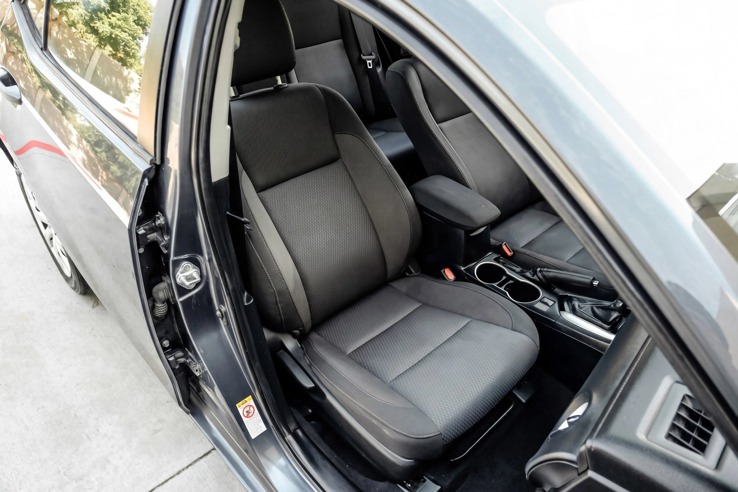 Used 2018 Toyota Corolla LE FWD image 37