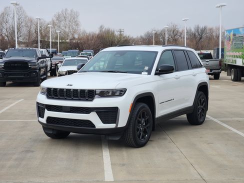 New 2026 Jeep Grand Cherokee Altitude AWD/4WD image 2