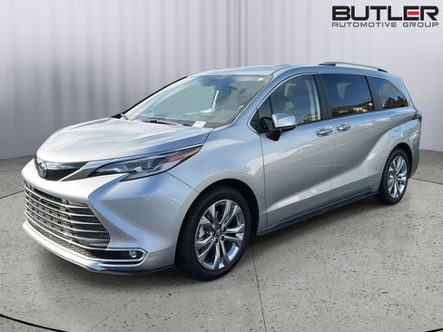 Used 2022 Toyota Sienna Platinum FWD image 2