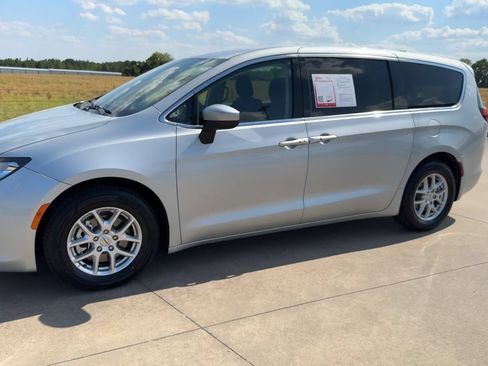 Used 2022 Chrysler Voyager LX FWD image 5