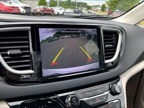 Used 2023 Chrysler Pacifica Touring-L FWD image 14