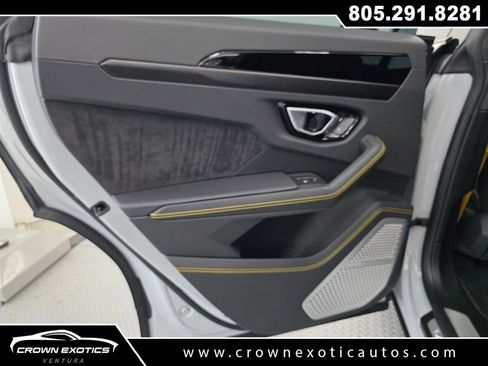 Used 2022 Lamborghini Urus AWD/4WD image 31