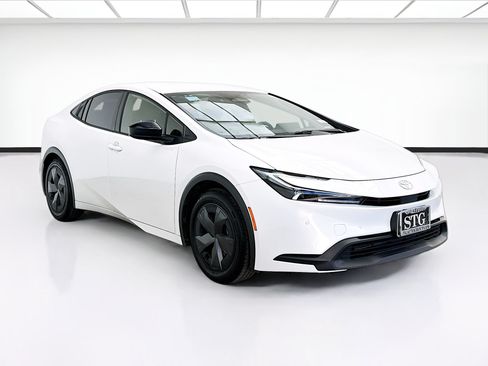Used 2024 Toyota Prius LE FWD image 3