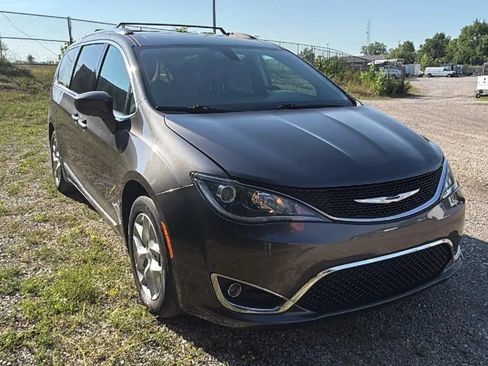 Used 2018 Chrysler Pacifica Touring-L w/ Tire & Wheel Group FWD image 4
