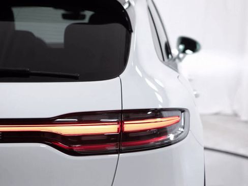 Certified 2025 Porsche Macan image 37