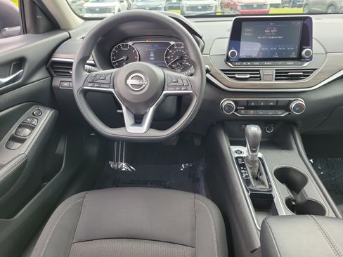 Used 2025 Nissan Altima 2.5 SV FWD image 10