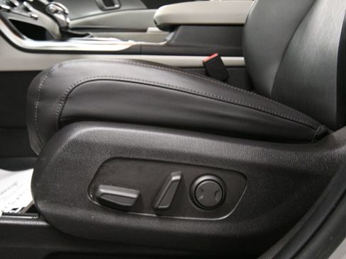 Used 2022 Kia Carnival LX image 11