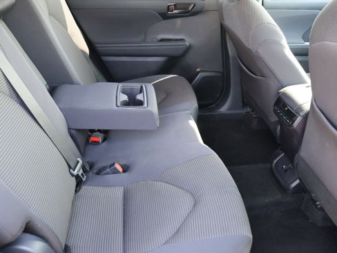 Used 2024 Toyota Highlander LE image 13