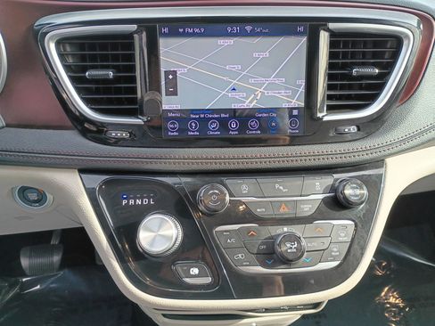 Used 2018 Chrysler Pacifica Limited image 26