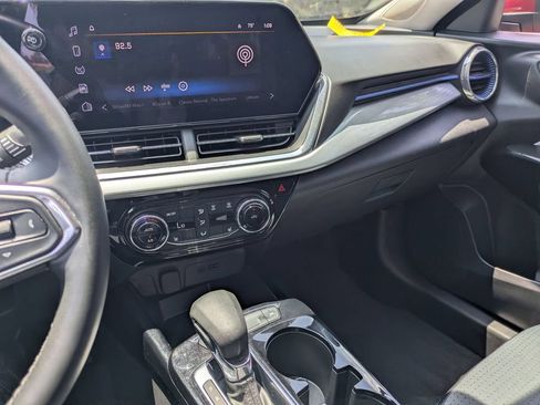 Used 2025 Chevrolet Trax LT w/ LT Convenience Package FWD image 20