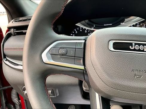 Used 2025 Jeep Compass Trailhawk AWD/4WD image 18