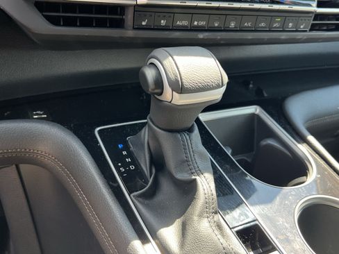 Used 2025 Toyota Sienna Platinum AWD/4WD image 20