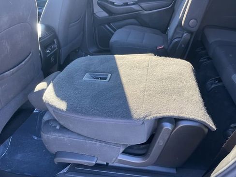 Used 2023 Chevrolet Traverse LT image 37
