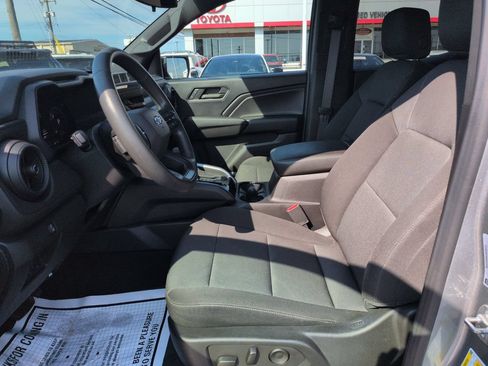 Used 2024 Chevrolet Colorado Trail Boss w/ Technology Package AWD/4WD image 9
