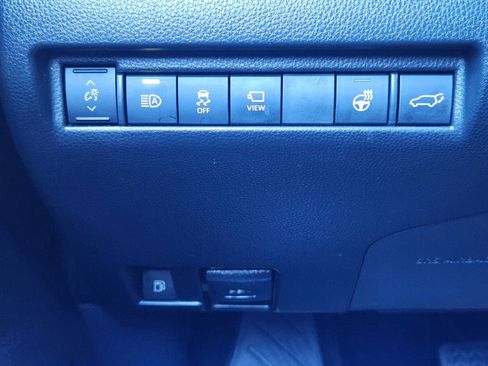 Used 2023 Toyota Venza Limited image 12