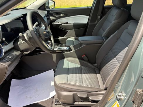 New 2026 Chevrolet Trax LT w/ LT Convenience Package FWD image 3