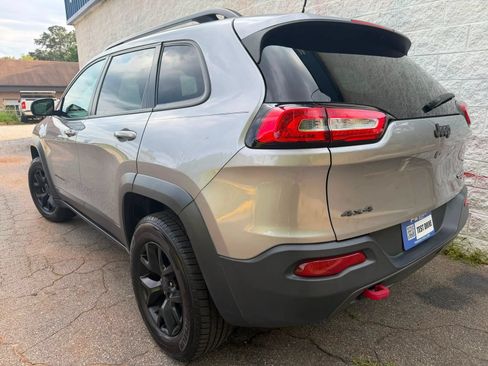 Used 2017 Jeep Cherokee Trailhawk AWD/4WD image 8