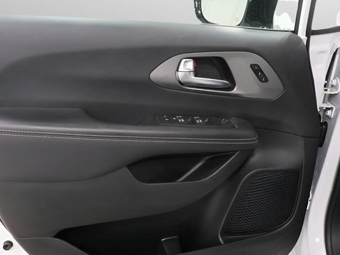 Used 2025 Chrysler Pacifica Select FWD image 23