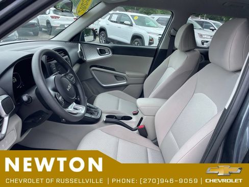 Used 2025 Kia Soul LX w/ LX Technology Package FWD image 4
