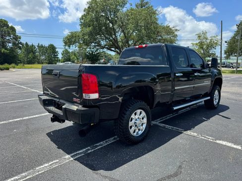 Used 2011 GMC Sierra 2500 Denali w/ Suspension Package, Off-Road AWD/4WD image 6