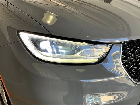 Used 2023 Chrysler Pacifica Touring-L FWD image 32