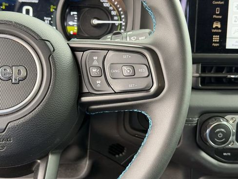 Used 2025 Jeep Wrangler Unlimited Rubicon 4xe image 12