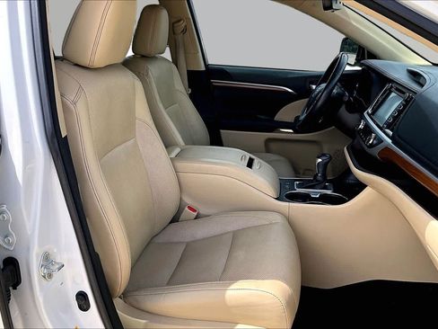 Used 2018 Toyota Highlander Limited Platinum FWD image 9