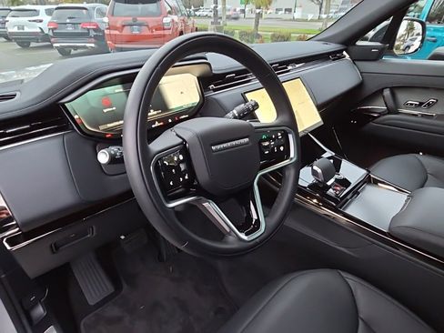 Used 2025 Land Rover Range Rover Sport SE image 12