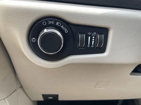 Used 2020 Chrysler Voyager Lxi image 34