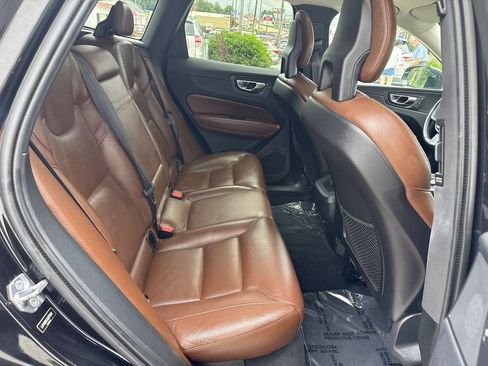 Used 2018 Volvo XC60 T5 Momentum w/ Vision Package AWD/4WD image 12