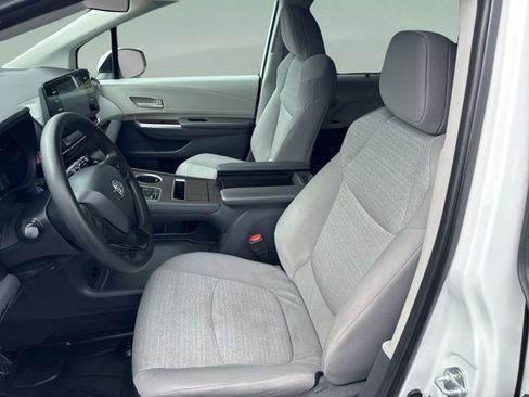 Used 2023 Toyota Sienna LE FWD image 10