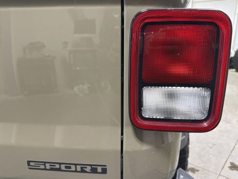 Used 2020 Jeep Gladiator Sport w/ Quick Order Package 24S image 17