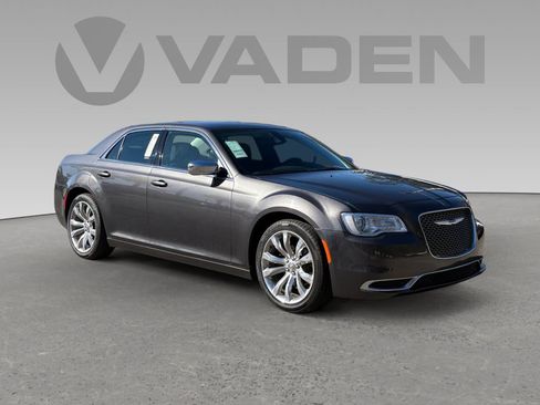 Used 2019 Chrysler 300 Touring w/ Chrome Appearance Package image 1