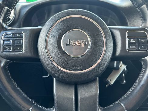 Used 2015 Jeep Wrangler Unlimited Rubicon w/ Connectivity Group AWD/4WD image 8