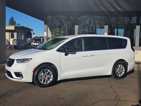 Used 2024 Chrysler Pacifica Touring-L image 36